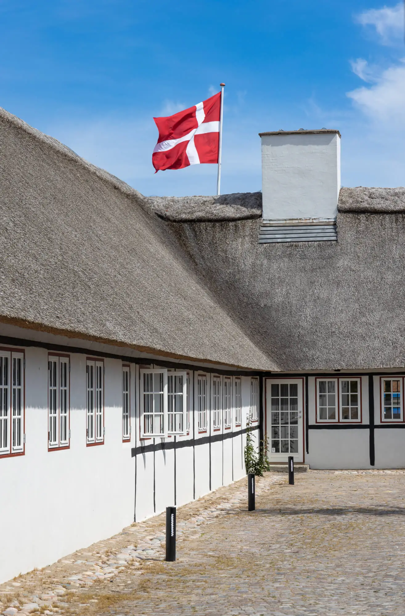 Hotel Nørrevang facade med dansk flag